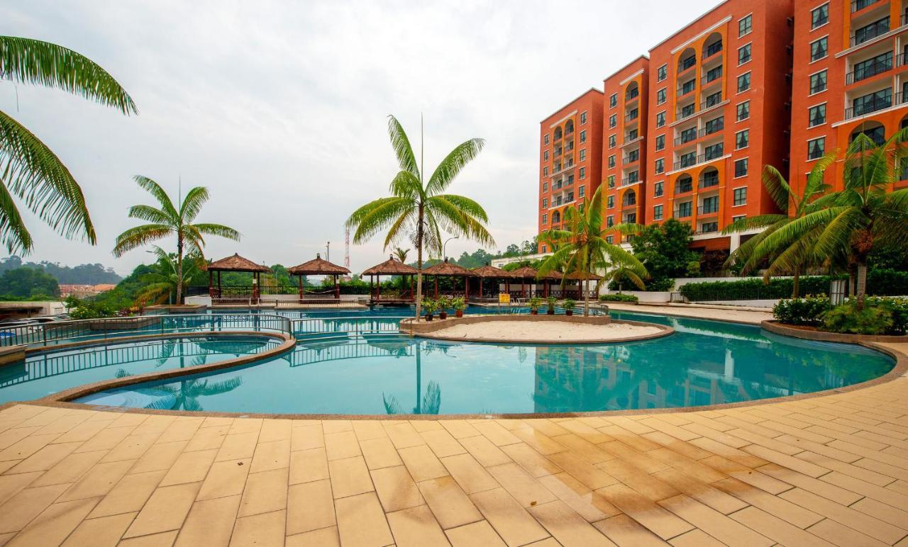 Arabian Bay Resort@ Bukit Gambang Resort City Exteriör bild